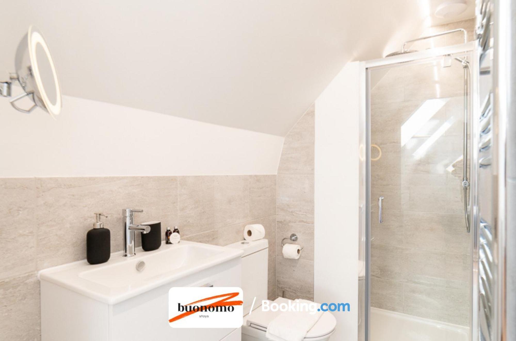 Two Bedroom At Buonomo Short Lets & Serviced * Londra