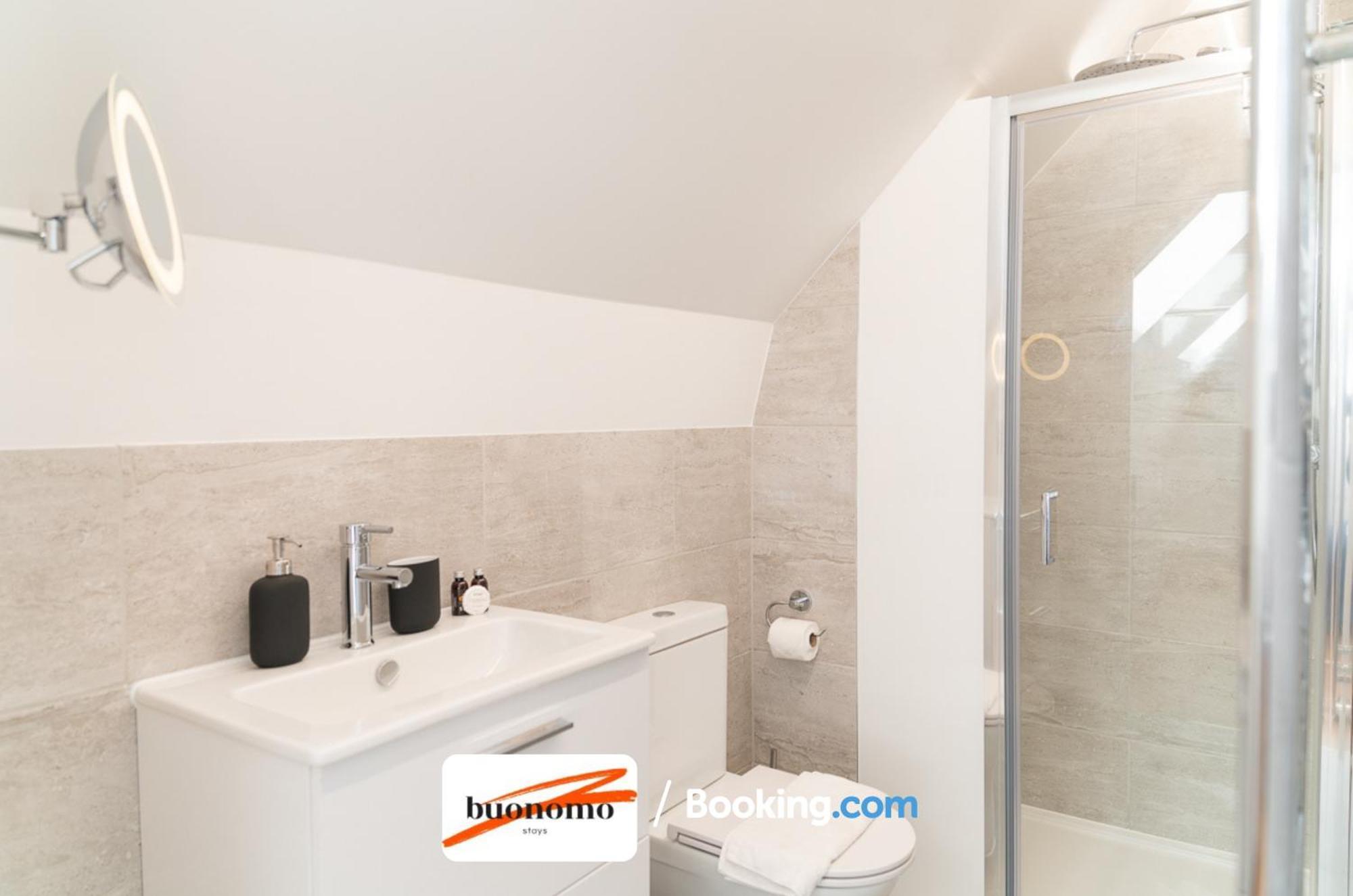 Two Bedroom At Buonomo Short Lets & Serviced * Londra